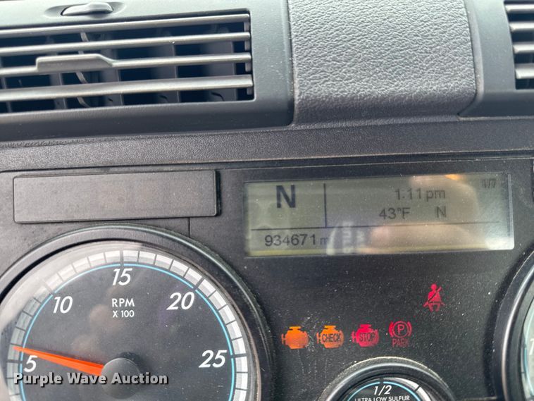 image for item YA2396 2017 Freightliner Cascadia 125 semi truck