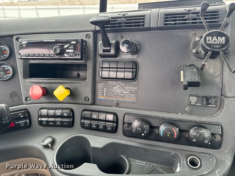 image for item YA2396 2017 Freightliner Cascadia 125 semi truck