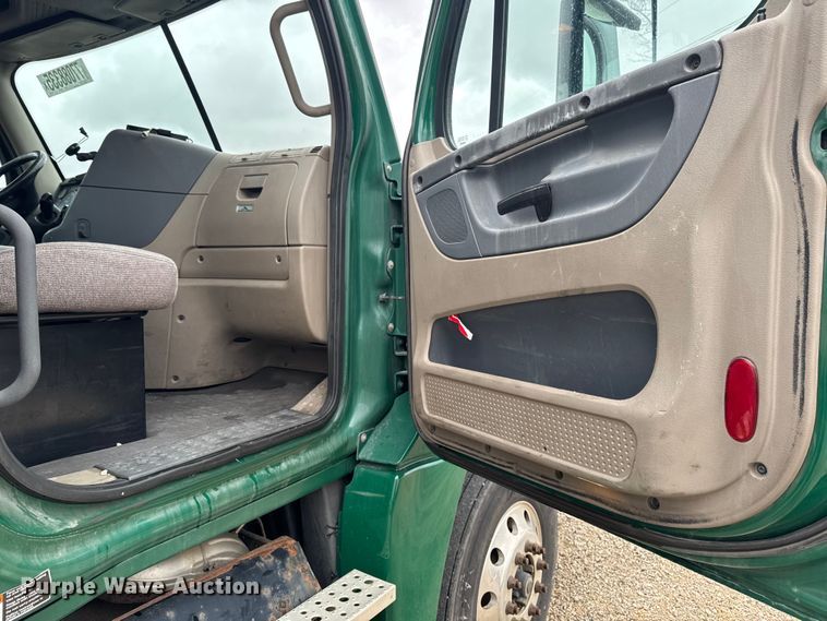 image for item YA2396 2017 Freightliner Cascadia 125 semi truck