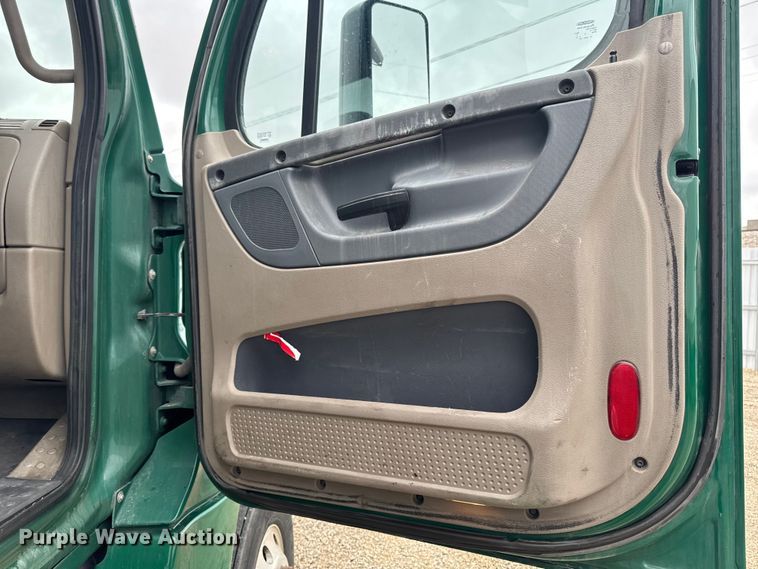 image for item YA2396 2017 Freightliner Cascadia 125 semi truck