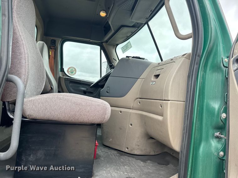 image for item YA2396 2017 Freightliner Cascadia 125 semi truck