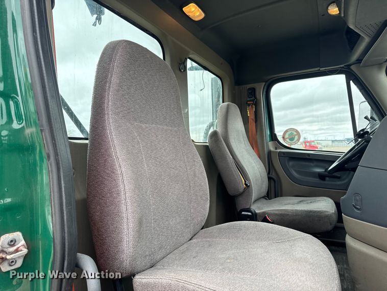 image for item YA2396 2017 Freightliner Cascadia 125 semi truck