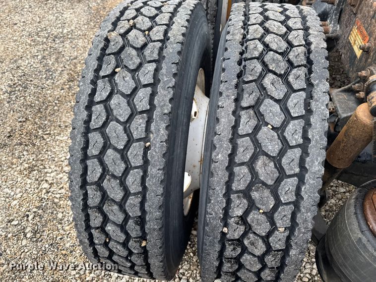 image for item YA2396 2017 Freightliner Cascadia 125 semi truck