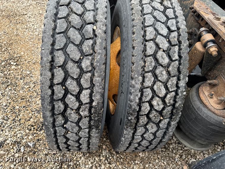 image for item YA2396 2017 Freightliner Cascadia 125 semi truck