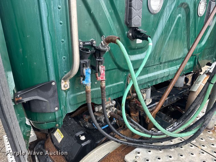 image for item YA2397 2017 Freightliner Cascadia 125 semi truck