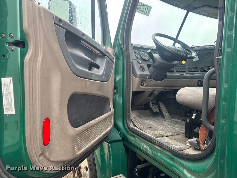 image for item YA2397 2017 Freightliner Cascadia 125 semi truck