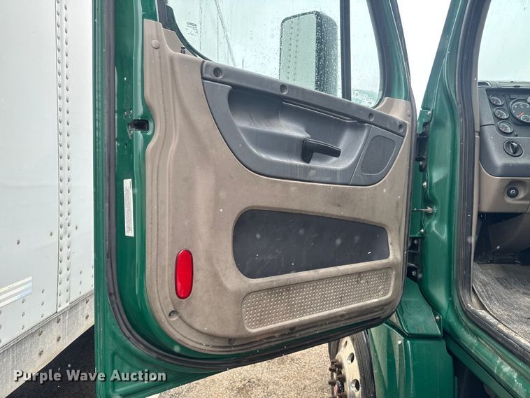 image for item YA2397 2017 Freightliner Cascadia 125 semi truck