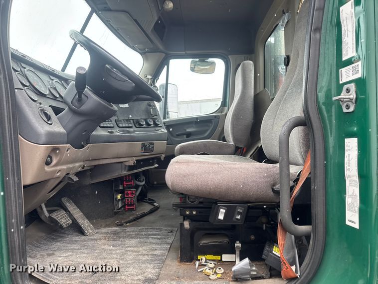 image for item YA2397 2017 Freightliner Cascadia 125 semi truck