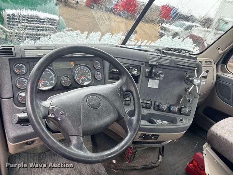 image for item YA2397 2017 Freightliner Cascadia 125 semi truck