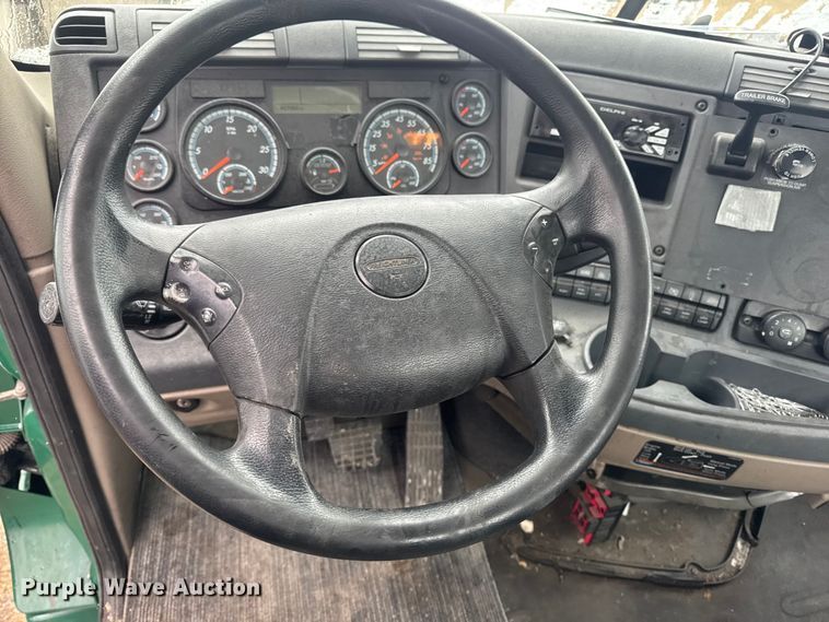 image for item YA2397 2017 Freightliner Cascadia 125 semi truck