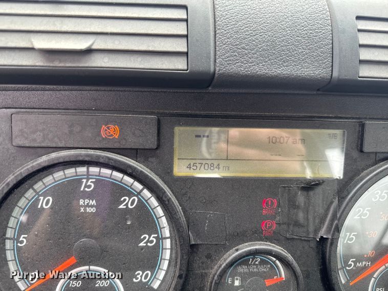 image for item YA2397 2017 Freightliner Cascadia 125 semi truck