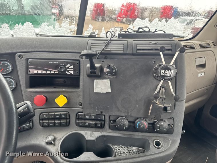 image for item YA2397 2017 Freightliner Cascadia 125 semi truck