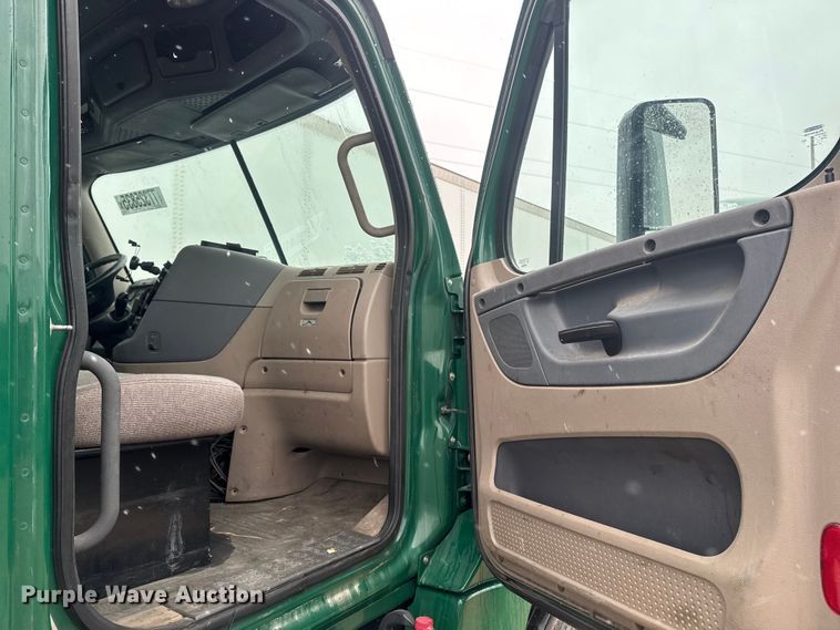 image for item YA2397 2017 Freightliner Cascadia 125 semi truck