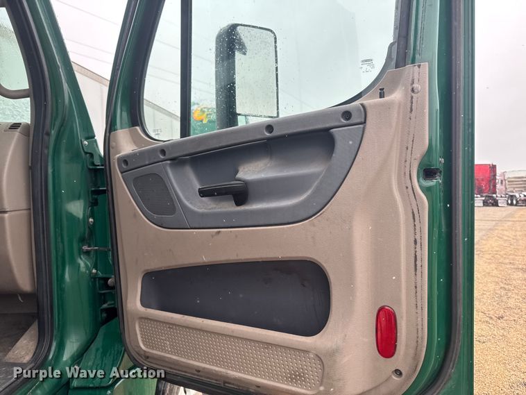 image for item YA2397 2017 Freightliner Cascadia 125 semi truck