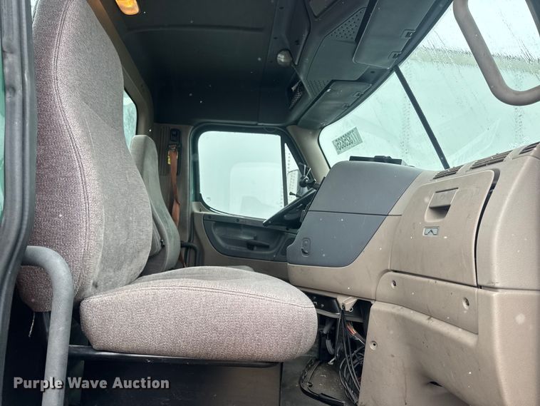 image for item YA2397 2017 Freightliner Cascadia 125 semi truck