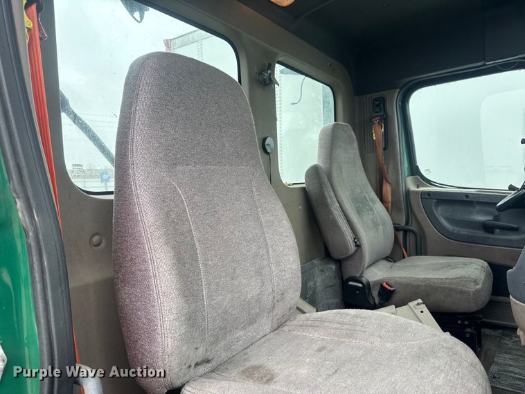 image for item YA2397 2017 Freightliner Cascadia 125 semi truck