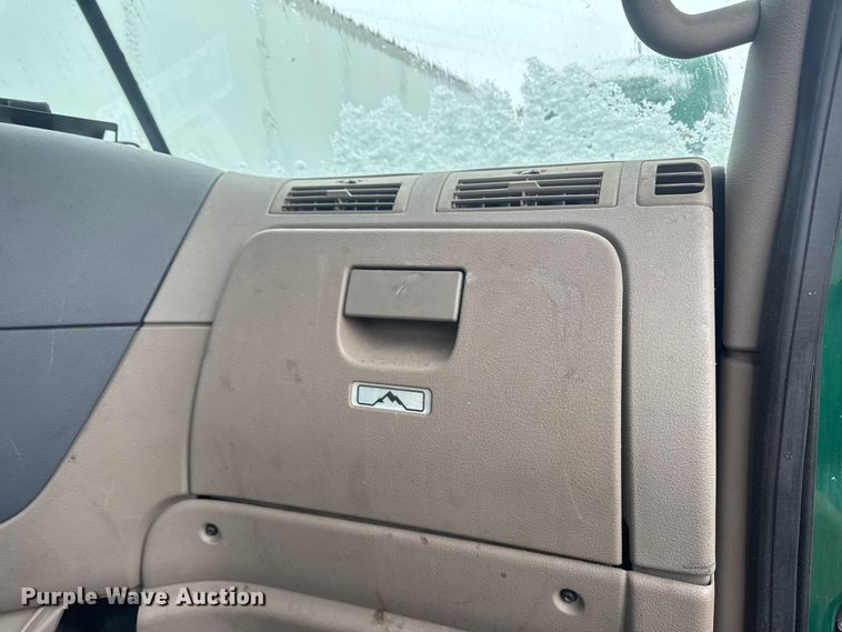 image for item YA2397 2017 Freightliner Cascadia 125 semi truck