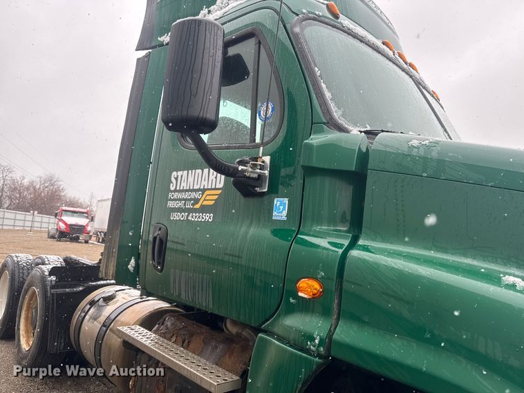 image for item YA2398 2017 Freightliner Cascadia 125 semi truck