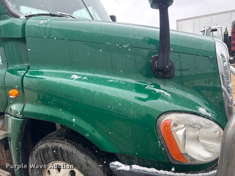 image for item YA2398 2017 Freightliner Cascadia 125 semi truck