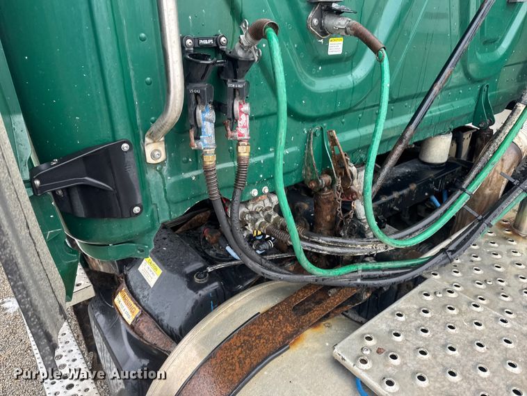 image for item YA2398 2017 Freightliner Cascadia 125 semi truck