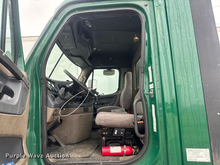 image for item YA2398 2017 Freightliner Cascadia 125 semi truck