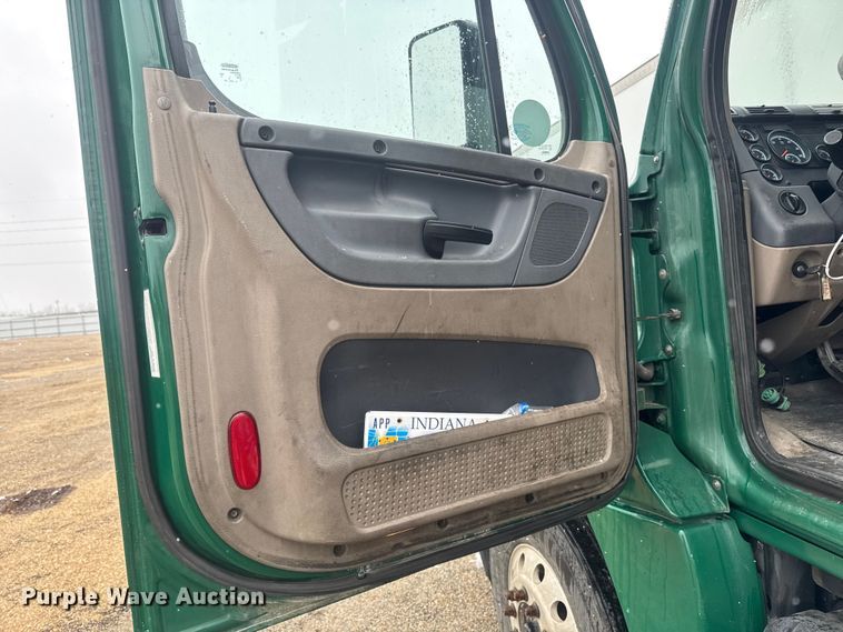 image for item YA2398 2017 Freightliner Cascadia 125 semi truck