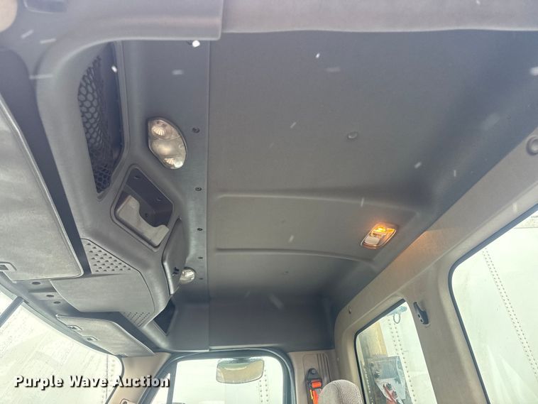 image for item YA2398 2017 Freightliner Cascadia 125 semi truck