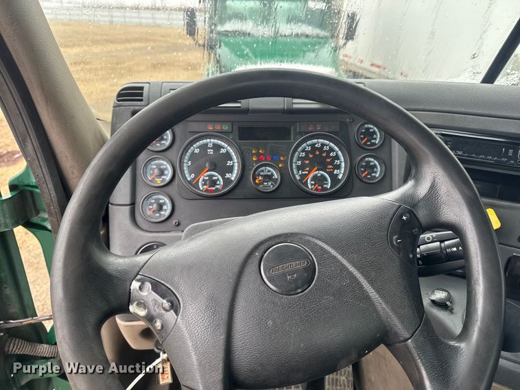 image for item YA2398 2017 Freightliner Cascadia 125 semi truck