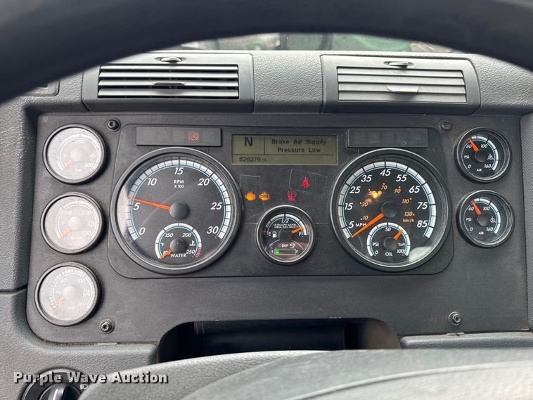 image for item YA2398 2017 Freightliner Cascadia 125 semi truck