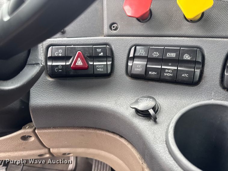 image for item YA2398 2017 Freightliner Cascadia 125 semi truck