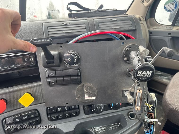 image for item YA2398 2017 Freightliner Cascadia 125 semi truck