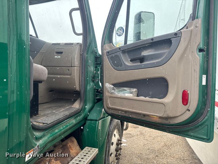 image for item YA2398 2017 Freightliner Cascadia 125 semi truck