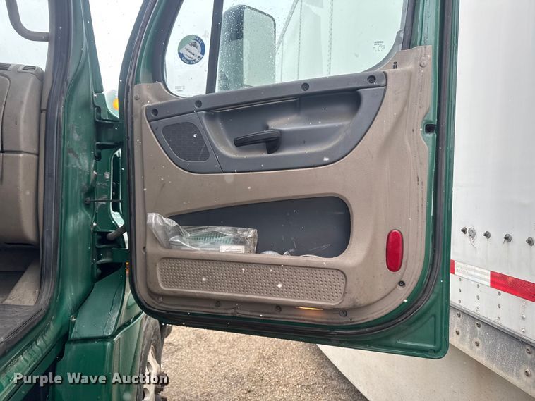 image for item YA2398 2017 Freightliner Cascadia 125 semi truck