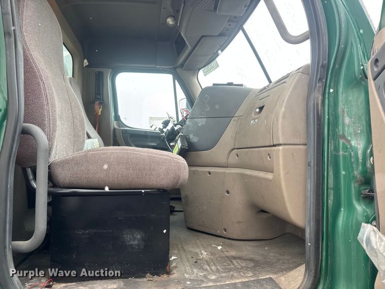 image for item YA2398 2017 Freightliner Cascadia 125 semi truck