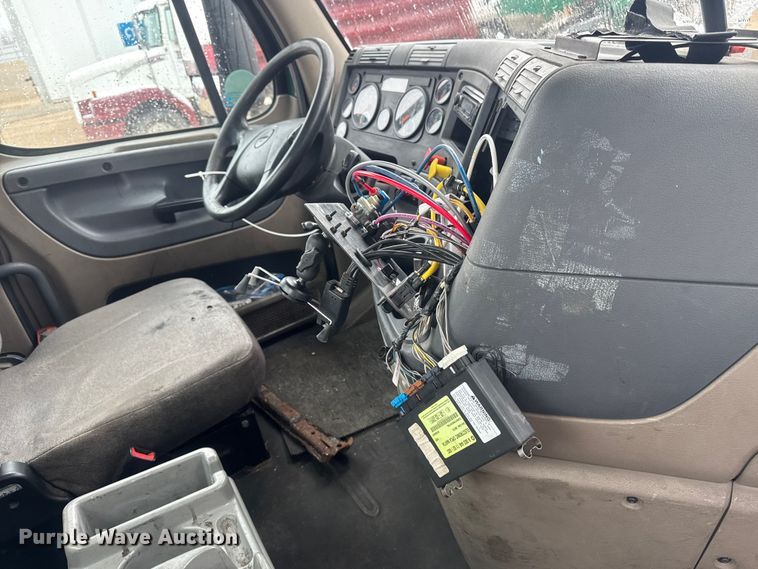 image for item YA2398 2017 Freightliner Cascadia 125 semi truck