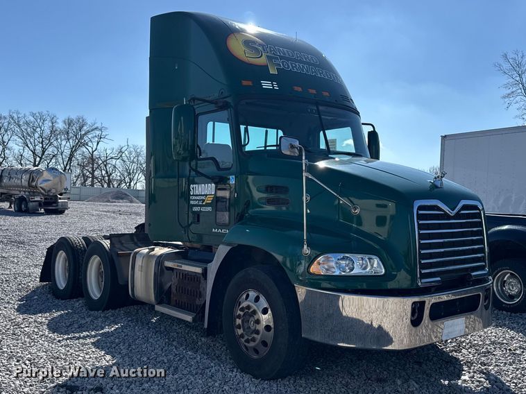 image for item YA2399 2016 Mack CXU semi truck