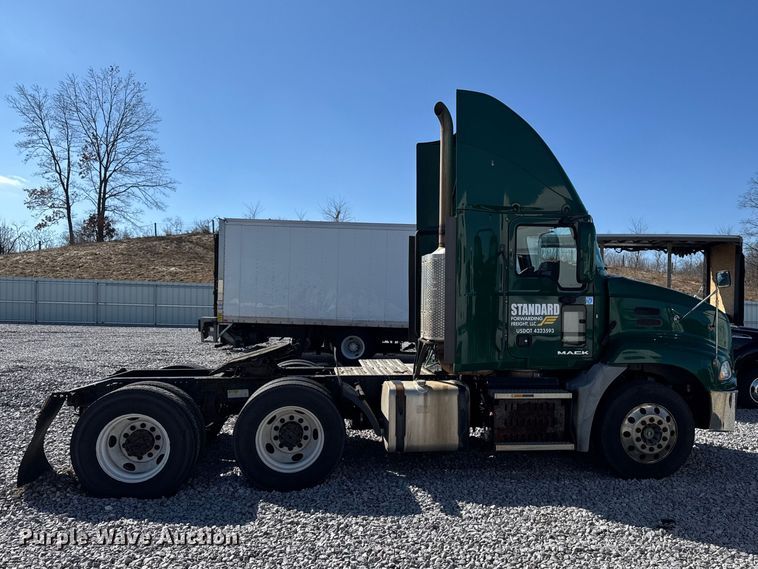 image for item YA2399 2016 Mack CXU semi truck