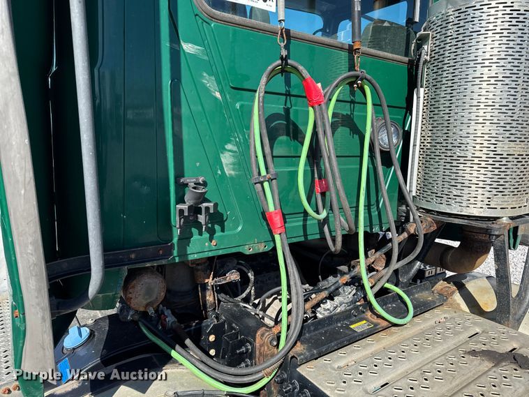 image for item YA2399 2016 Mack CXU semi truck