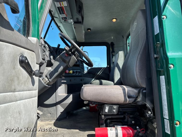 image for item YA2399 2016 Mack CXU semi truck