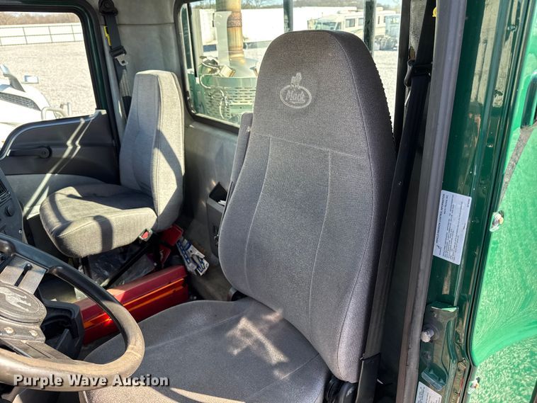 image for item YA2399 2016 Mack CXU semi truck