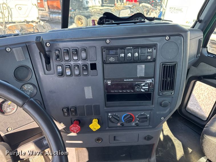 image for item YA2399 2016 Mack CXU semi truck