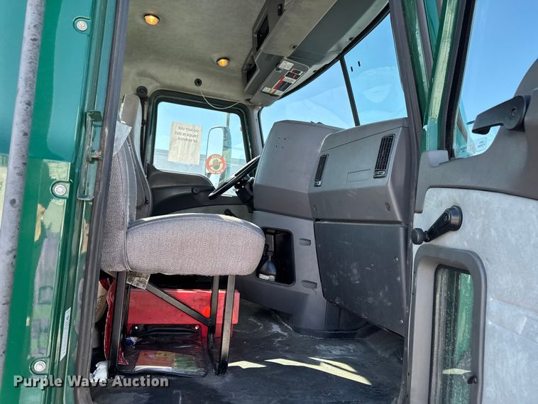 image for item YA2399 2016 Mack CXU semi truck