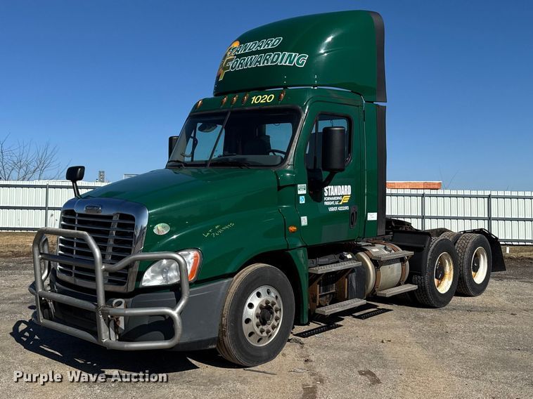 image for item YA2411 2017 Freightliner Cascadia 125 semi truck