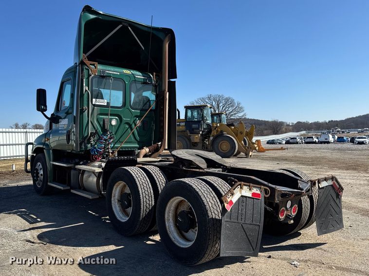 image for item YA2411 2017 Freightliner Cascadia 125 semi truck