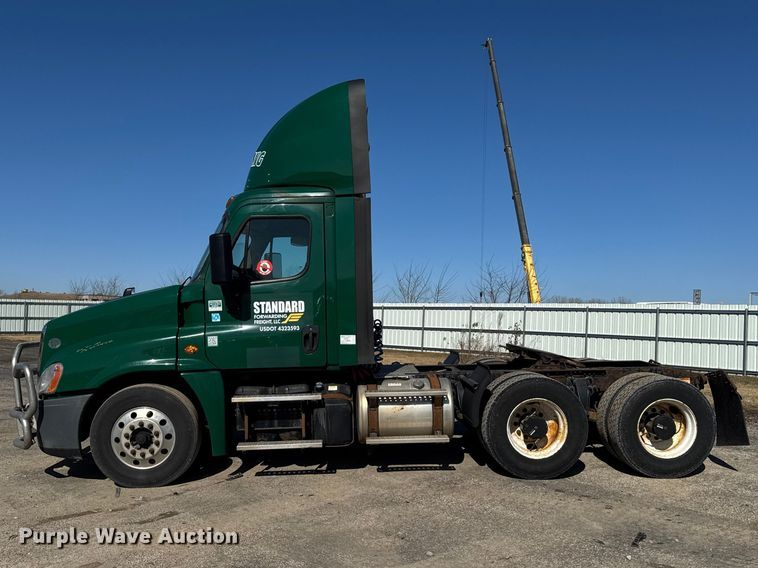 image for item YA2411 2017 Freightliner Cascadia 125 semi truck