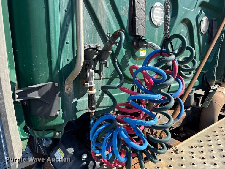 image for item YA2411 2017 Freightliner Cascadia 125 semi truck