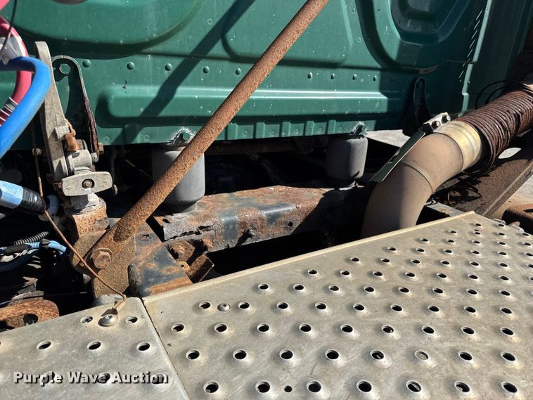 image for item YA2411 2017 Freightliner Cascadia 125 semi truck