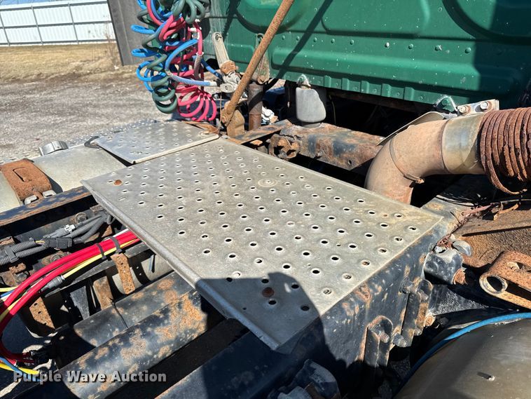 image for item YA2411 2017 Freightliner Cascadia 125 semi truck