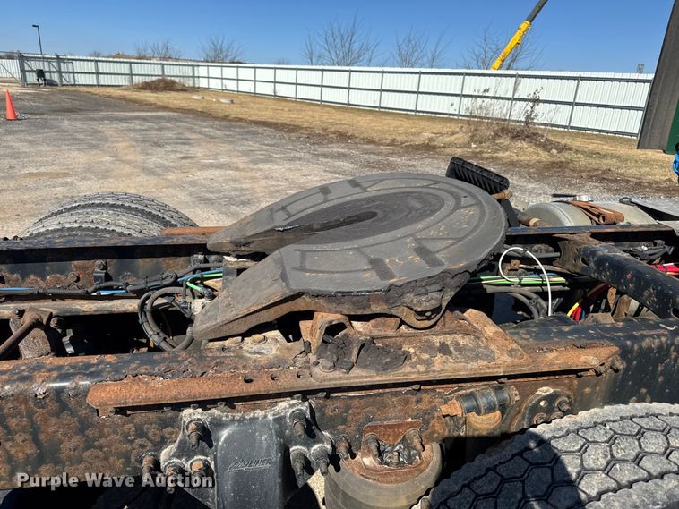 image for item YA2411 2017 Freightliner Cascadia 125 semi truck