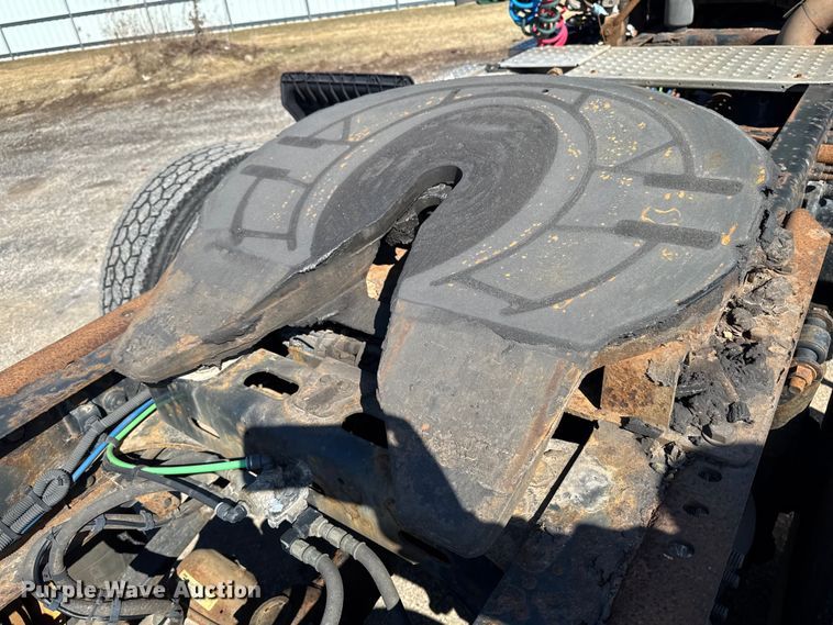 image for item YA2411 2017 Freightliner Cascadia 125 semi truck